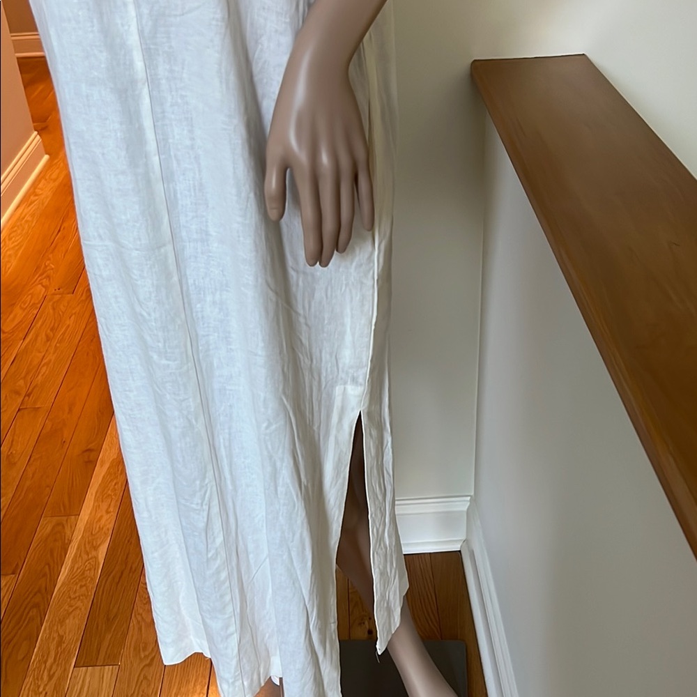Elegant White Sleeveless Dress - Picture 5 of 8